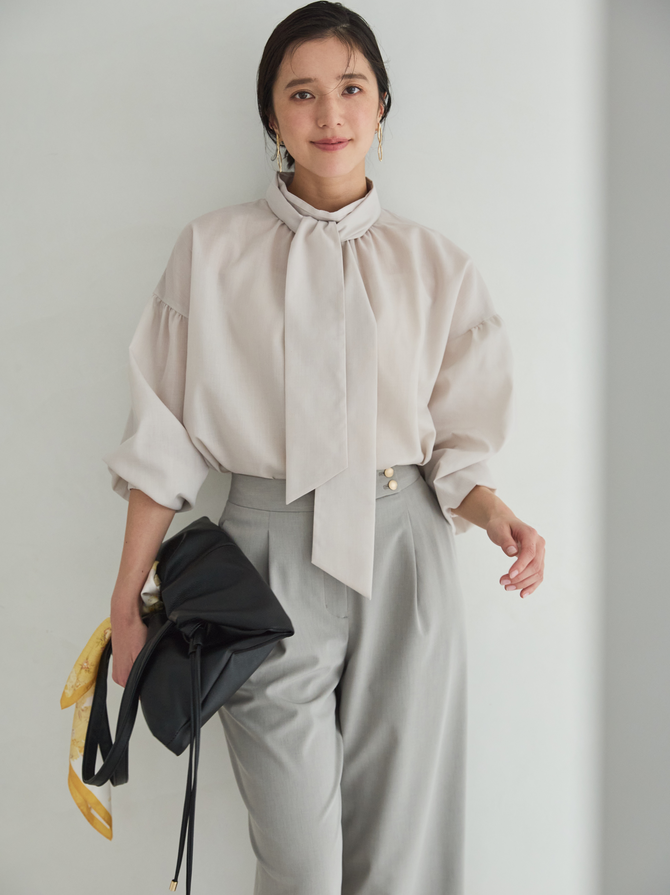 モデル画像　シアーハイネックボウタイブラウス　上半身