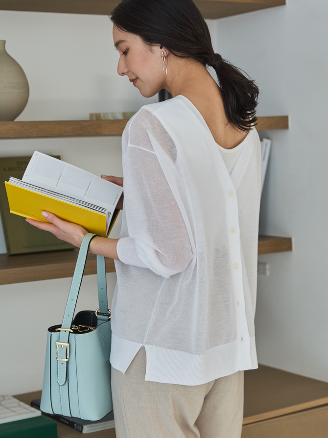 モデル画像　シアーカーディガン　バックスタイル