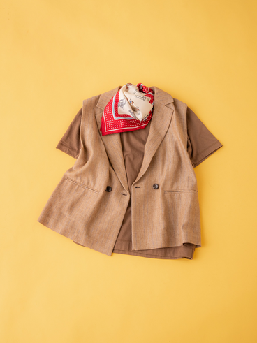 ベージュベストの平置き画像