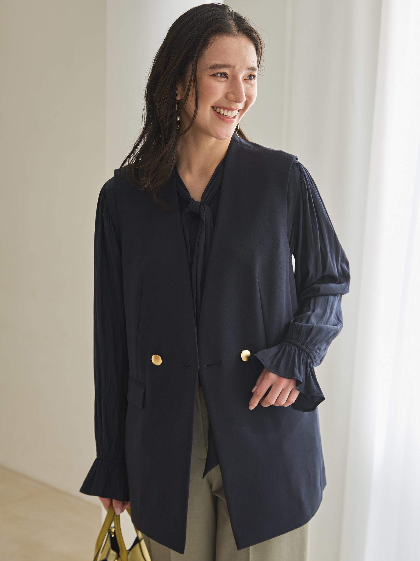 モデル画像　ノーカラーダブルジレ　上半身