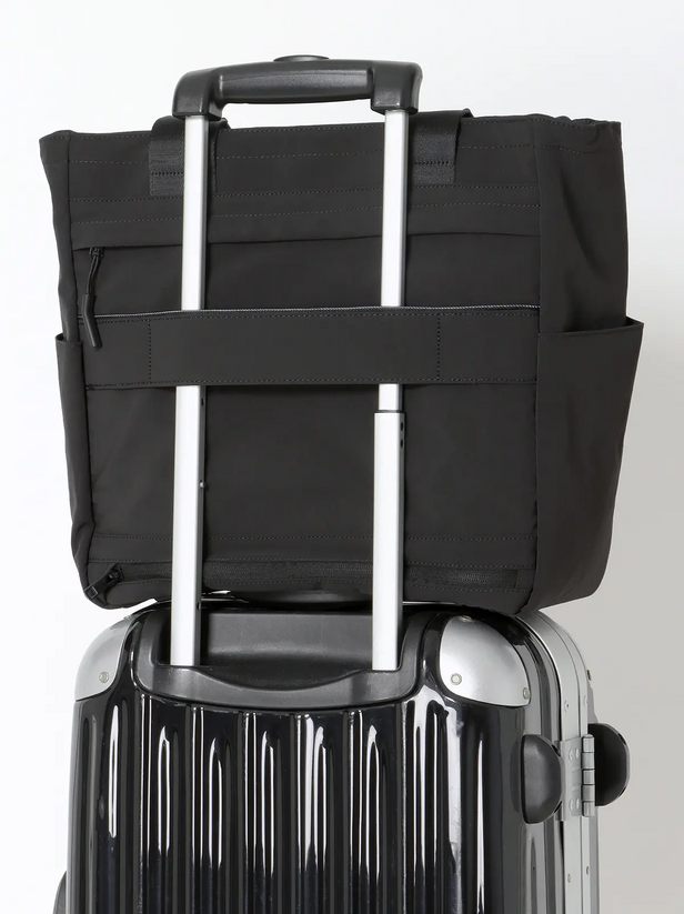 バッグの背面。キャリーバー通し（セットアップ機能）の確認。