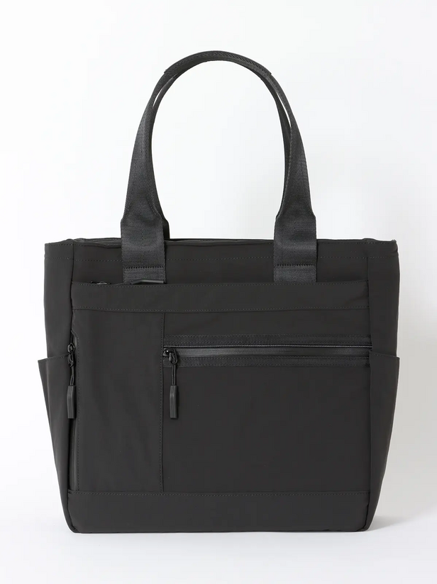 マルチパーパストートバッグを正面から見た全体像。