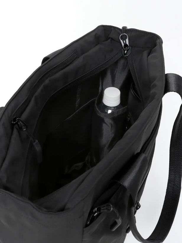 ペットボトルや折り畳み傘の収納に便利なポケット