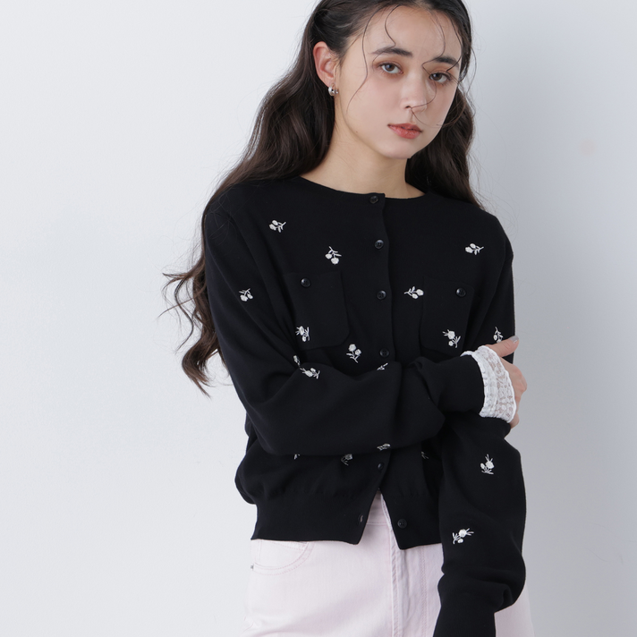 【限定カラー：ブラックベース2】フラワー刺繍ポケットカーディガン