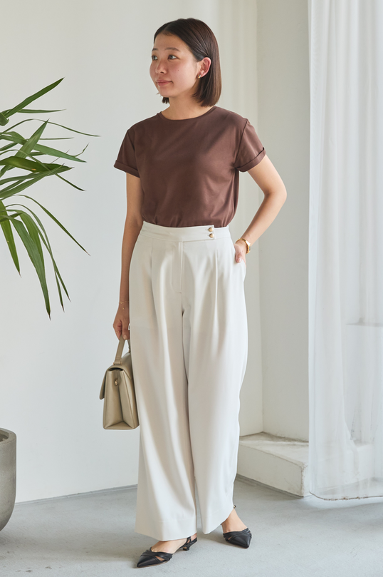 クルーネックTシャツ　全身