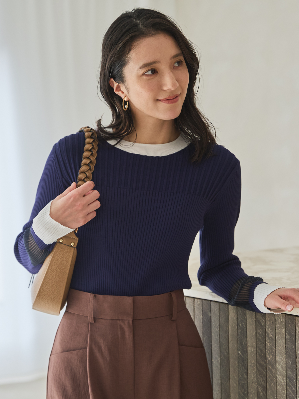 モデル画像　配色リブニット　