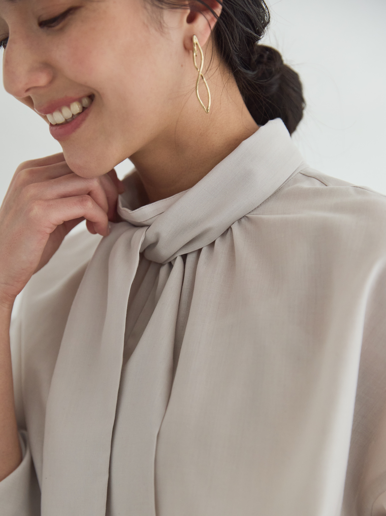 モデル画像　シアーハイネックボウタイブラウス　寄り