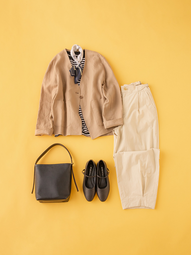 ベージュのジャケットと白パンツのコーディネート画像
