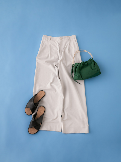 ベージュのパンツの画像