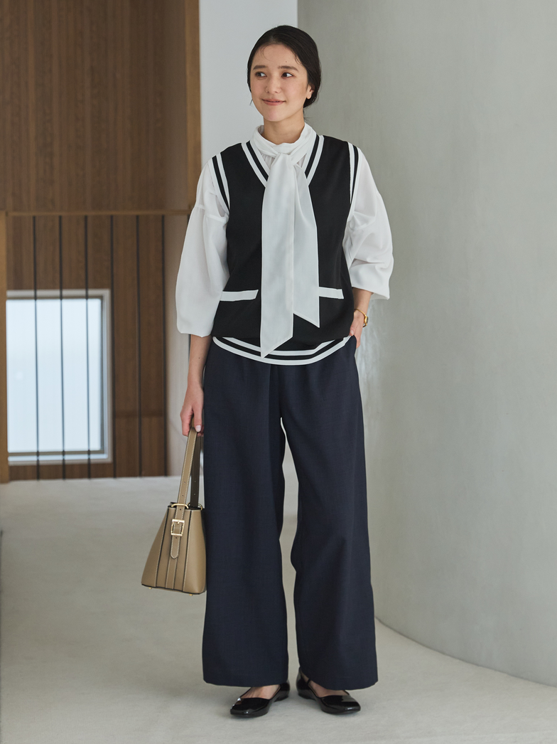 モデル画像　バイカラーVネックニットジレ　全身