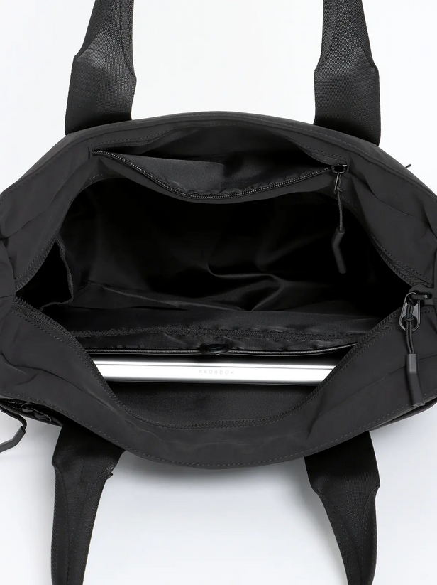 大きく開くメイン収納部と、中の荷物が見えやすい内装。