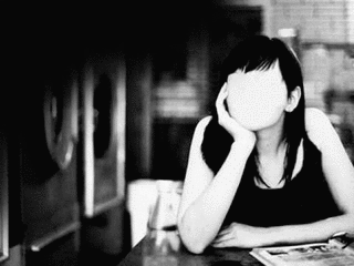 ほおづえをつく女の画像