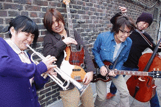 EVERYBODY FEELS THE SAMEの画像