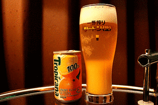 ビールとジュースの画像
