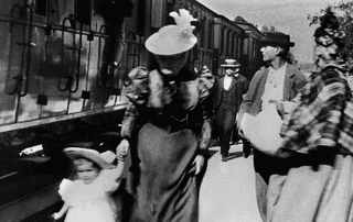 ラ・シオタ駅への列車の到着の画像
