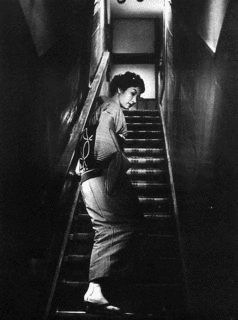 女が階段を上る時の画像
