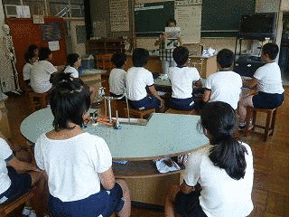 理科教室小学校5年生の画像