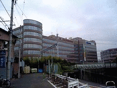 学校そば屋テレビ局の画像
