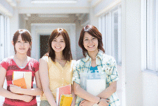 三人の学生の画像