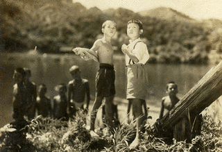風の中の子供の画像