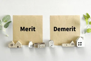 MeritとDemeritの文字入りクラフトメモ用紙2枚と家の模型の画像