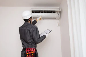 エアコン診断を行う業者のイラスト