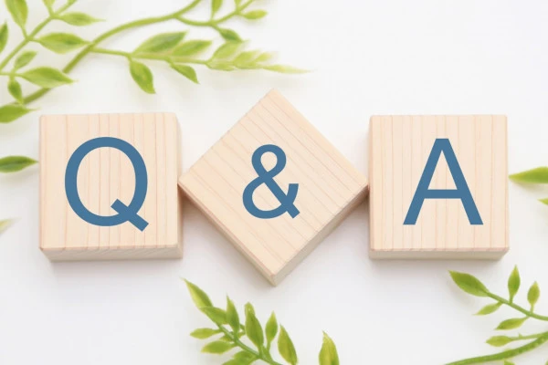 「Q＆A」と書かれた木のブロックの画像