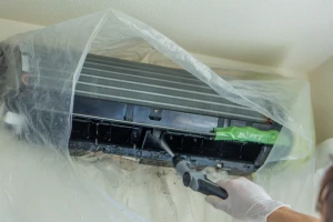 エアコンの分解洗浄を行っている写真