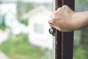 窓をしっかりと閉める様子