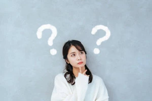 疑問を持つ女性の写真