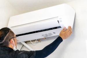 エアコンを点検する業者の写真