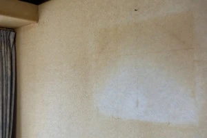 経年劣化とヤニ汚れの壁の写真