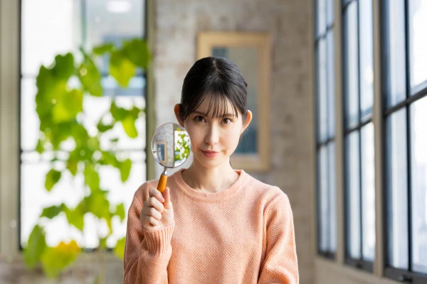 注意深く探している様子