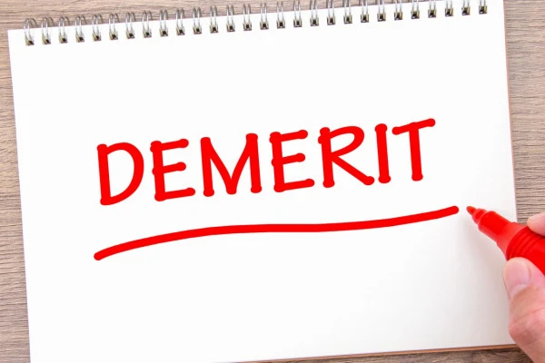 ノートに赤色のペンで書かれた「DEMERIT」の画像