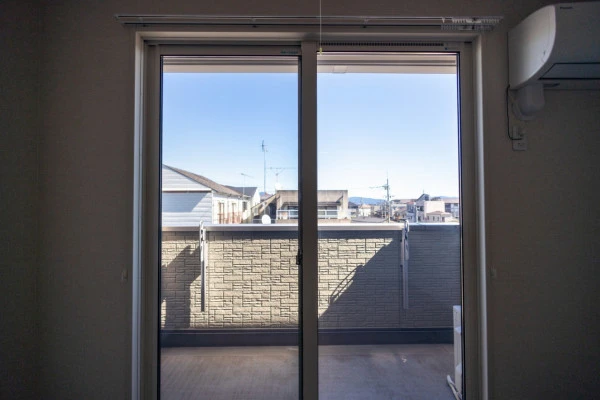マンションのベランダの窓の写真