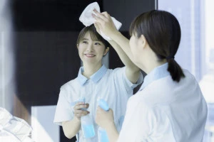 鏡を掃除するハウスクリーニング業者の写真