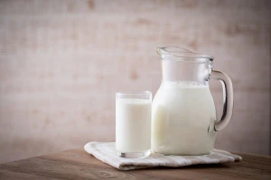 ピッチャーに入った牛乳の写真