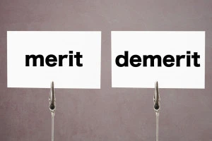 メリットとデメリットと書かれたメモの画像