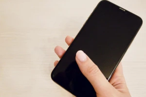 画面が真っ暗なスマホの写真