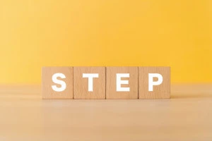 ステップと英語で書かれたブロックの画像