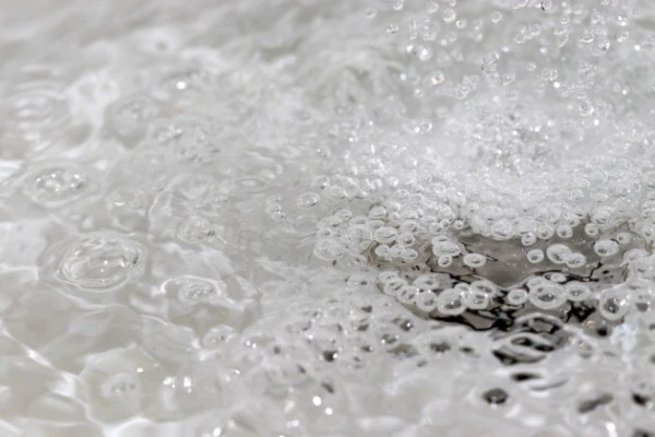 排水溝から水が上がってきて溢れている様子