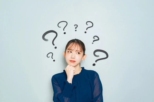 考える女性のイメージ画像
