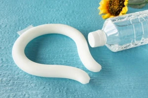 ネックリングとペットボトル入りの水の写真