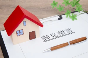 家の模型と見積書の写真