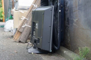 粗大ゴミに出された液晶テレビの写真