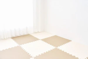 ジョイントマットが敷かれている無人の部屋の写真