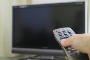 テレビの電源をつけている写真