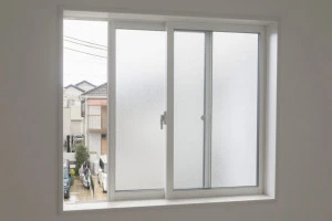 窓を開けて換気している様子