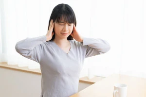 騒音に悩む女性の写真