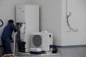 エコキュートを修理する業者の写真